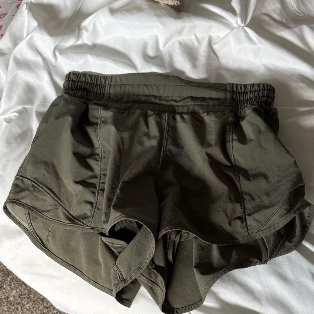 Lululemon green hotty hots size 4 highrise 2.5 in